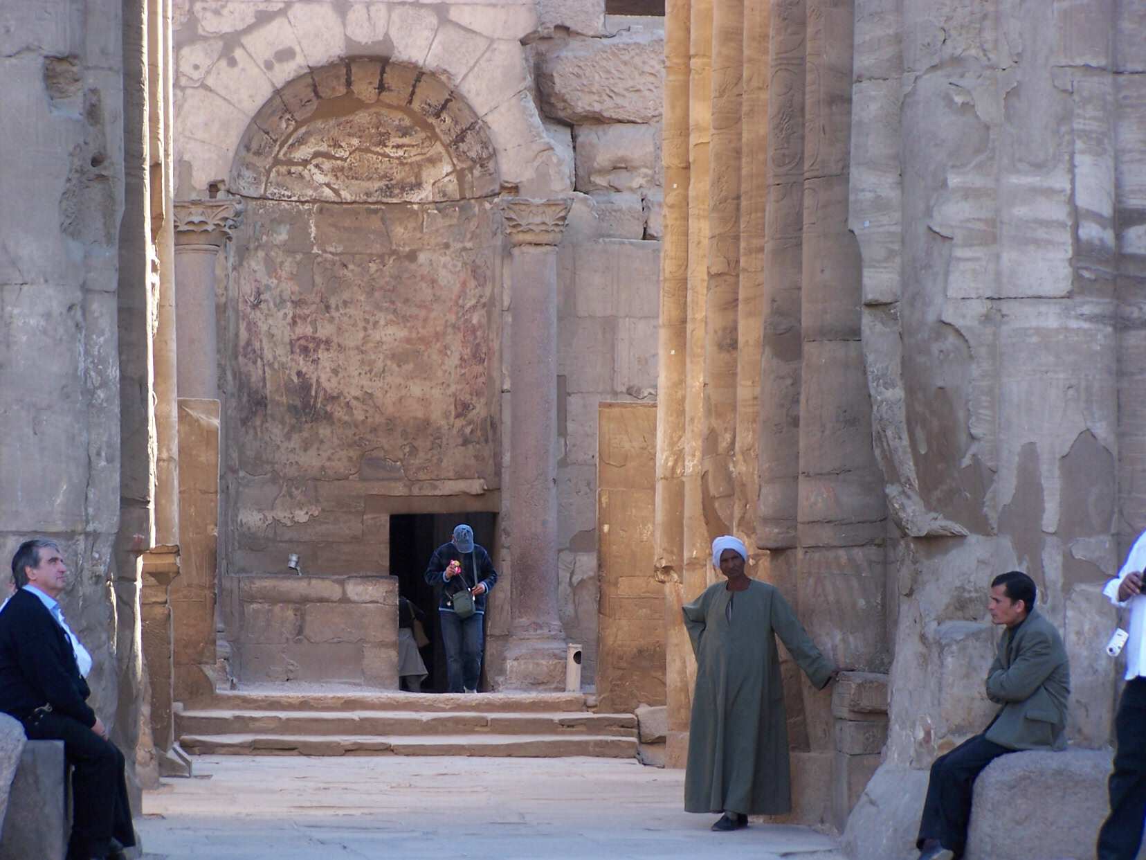 Ce vestibule faisant suite  la salle hypostyle, fut transform  l'poque Romaine en chapelle voue au culte imprial.